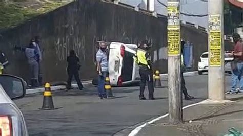 Carro tomba após motorista perder controle da direção no Horto