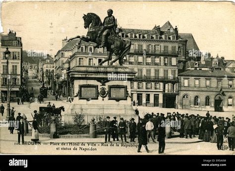 Statue De Place De Hotel De Ville Rue De La Hi Res Stock Photography