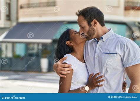 Pareja Interracial De Hombres Y Mujeres Abraz Ndose Y Bes Ndose En La