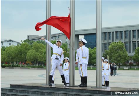 青春践行二十大 砥砺奋进新征程 学院举行五四青年节主题升旗仪式