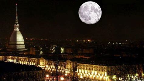 Le Immagini Dell Eclissi Lunare Penombrale E Della Luna Piena Del Verme