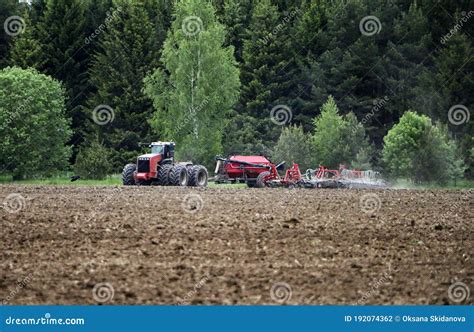 Le Grand Tracteur Avec La Charrue Laboure Le Champ Avant Les Semis Du