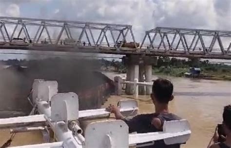 Kapal Tongkang Pengangkut Batu Bara Kembali Tabrak Pengaman Jembatan