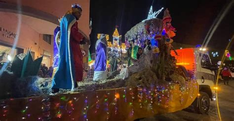 Disfrutan De Desfile De Carros Alegóricos Navideños De Los Barrios De