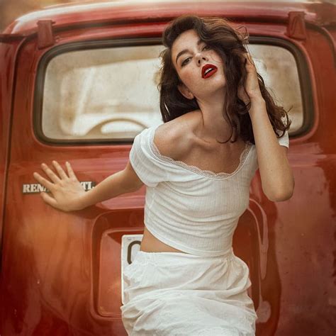 Mujer Modelo Mujeres Con Coches Mirada Sensual Pintalabios Rojo