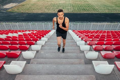 Atleta Joven Que Corre Arriba En Estadio Foto De Archivo Imagen De