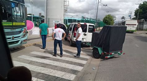 Protesto De Motoristas E Cobradores Fecha Terminal Messejana Em Fortaleza