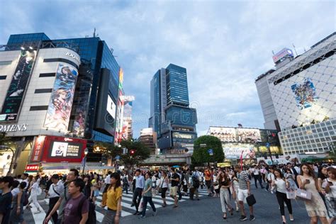 Shibuya Crossing in Tokyo, Japan Editorial Photo - Image of dusk, commuter: 141671626