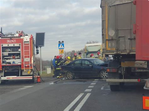 Kierowca Mercedesa Uderzy W Ci Ar Wk Dlaczego Zjecha Na Przeciwny Pas