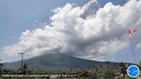 Gunung Lewotobi Laki Laki Erupsi Kolom Abu Capai 1 000 Meter Warga