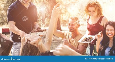 Amigos Multirraciais Felizes Comendo Cerveja E Rindo Juntos No