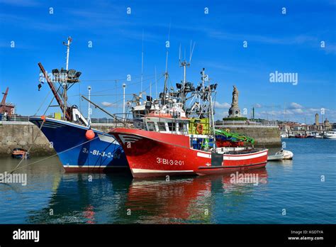 Los Barcos De Pesca En Santurce En Blue Hour Vizcaya Pa S Vasco