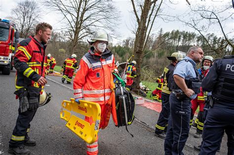 Schwerer Unfall Auf Der B54 Bei Kierspe Zwei Insassen In Transporter