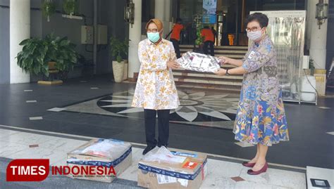 Siloam Hospitals Surabaya Sumbangkan 1000 Vtm Swab Untuk Dinkes