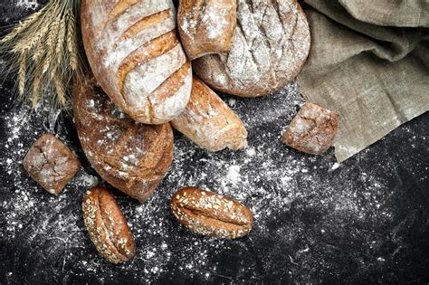 Pan De Centeno Hecho En Casa Asperjado Con La Harina Y Los Diversos