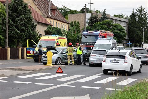 Wypadek W Centrum Leszna Na Skrzy Owaniu Przy Niadeckich Zderzy Y