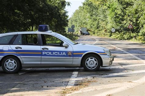 Hrvatska Pijani policajac službenim vozilom udario u kombi iz BiH pa