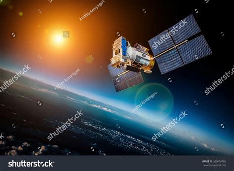 Sat Lite Espacial Orbitando A Terra Em Foto Stock Shutterstock