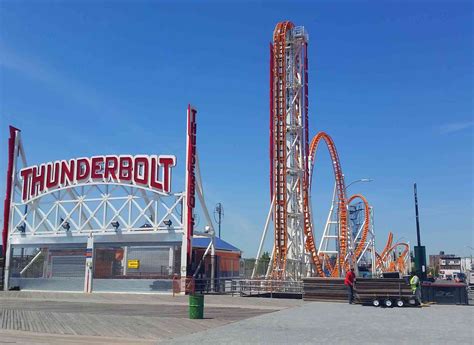 Thunderbolt Roller Coaster At Luna Park Parkz Theme Parks