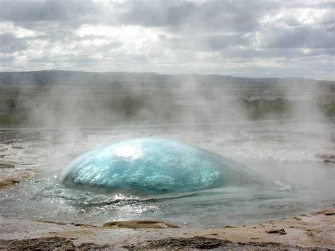 Strokkur_Geyser,_Iceland,_beginning_to_erupt » TwistedSifter