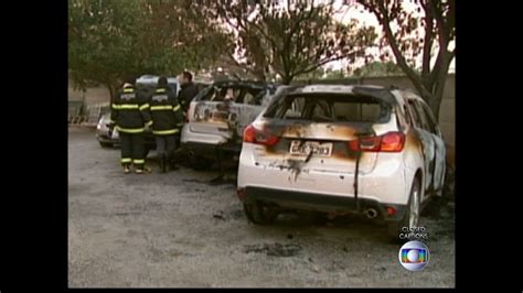 V Deo Inc Ndio Destr I Tr S Carros Em Divin Polis Na Regi O Centro