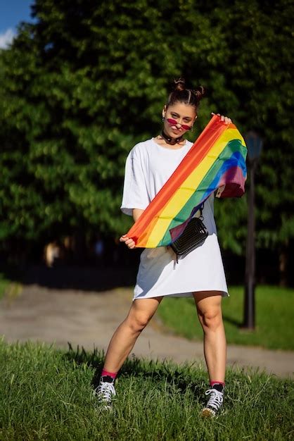 Mujer Joven Sosteniendo Una Bandera Del Orgullo Lgbt En Sus Manos