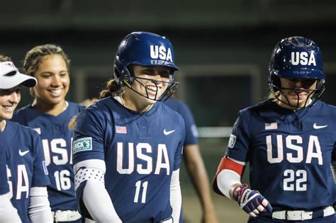 U S Women S National Team Outlasts Team Japan In Back And Forth Extra Inning Win To Improve To