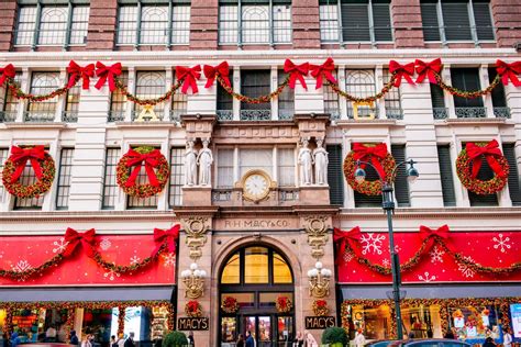 15 EPIC Spots for CHRISTMAS Decorations In New York City