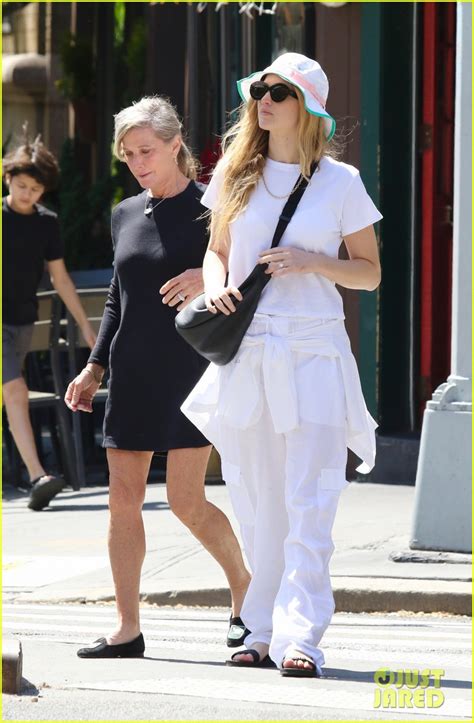 Jennifer Lawrence Goes Casual While Spending Mothers Day With Her Mom Karen Photo 4933585