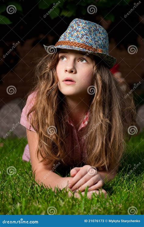 Fille Se Trouvant Sur L Herbe Dans Le Jardin La Nuit Image Stock