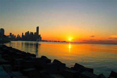 Bellas Vistas Al Mar Y Las Siluetas De Los Edificios De La Ciudad Al