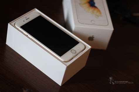 Gold iPhone 6s Unboxed - Photos