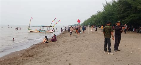 Libur Akhir Tahun Ribuan Pengunjung Padati Pantai Indah Kemangi