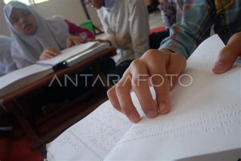 Mengaji Al Quran Braile Antara Foto