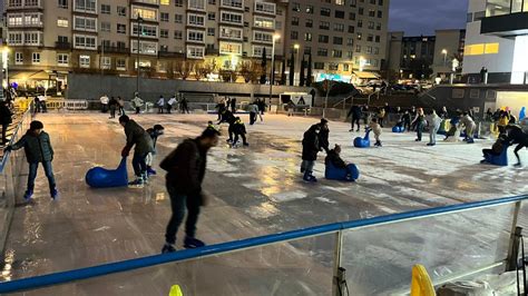 A Coruña estrena pista de patinaje sobre hielo en el barrio de