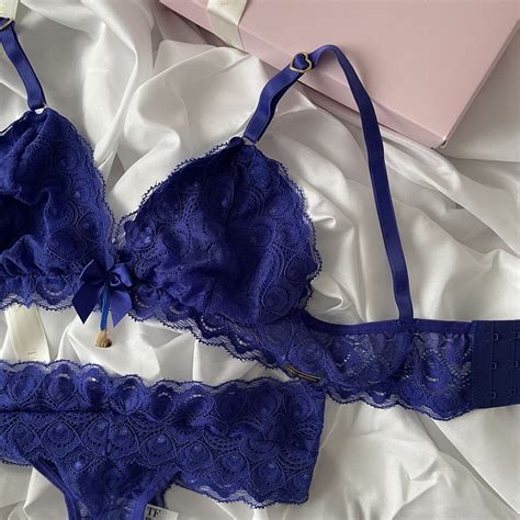 Conjunto De Lingerie Em Renda Suti Sem Bojo Sem Aro E Calcinha Fio