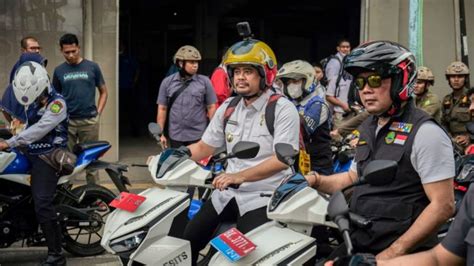 Kumpulan Berita Ridwan Kamil Dan Bobby Naik Motor Listrik Kompaknya