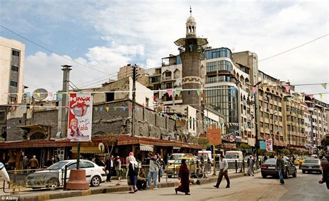 Thousands of Syrians return to Homs the 'capital of the revolution ...