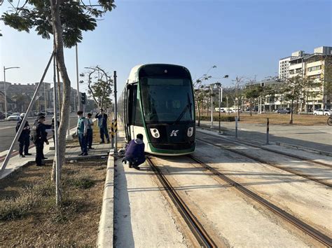 又撞了！75歲翁騎單車擦撞 高雄輕軌停駛近1小時 生活 自由時報電子報