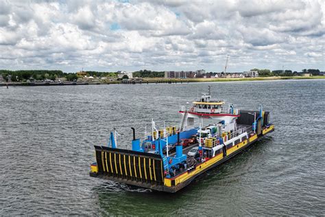 Rozenburgers Naar Provinciehuis Voor Terugkeer Autopont Foto Adnl