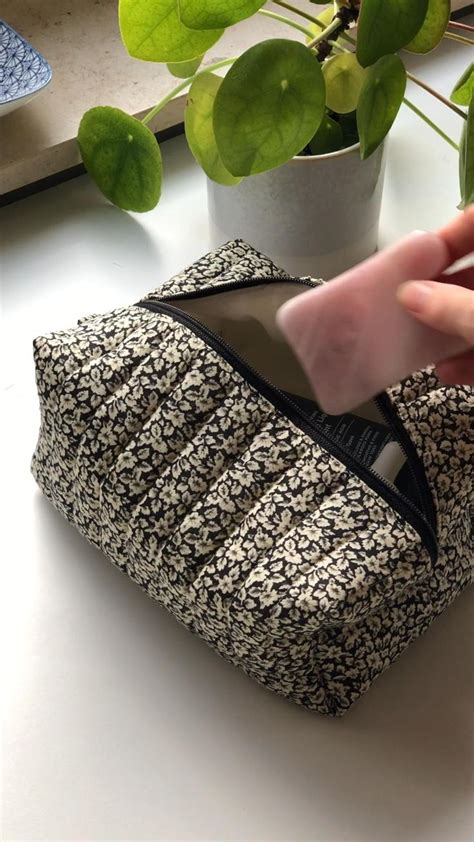 Quilted Makeup Bag Sewing Tutorial [video] Sewing Hacks Handbag Sewing Patterns Sewing