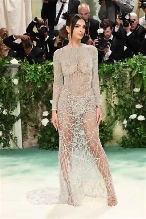 Hei Ester Look Der Met Gala Emily Ratajkowski H Llenlos