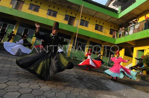 SANTRI MENARI TARI SUFI ANTARA Foto