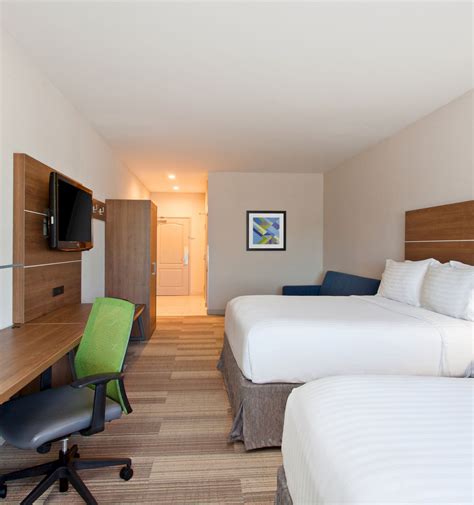 Corona Hotel Rooms California | Holiday Inn Express Corona