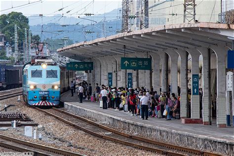 非人狂想屋 你的火车发源地 广九25t临客驶入坪石站