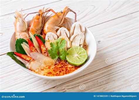 Sopa Picante De Los Camarones Tom Yum Goong Imagen De Archivo Imagen