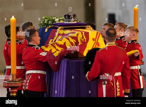 Le Porteur Porte Le Cercueil De La Reine Elizabeth II Dans Le