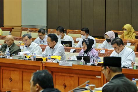 Raker Dengan Komisi VIII DPR Mensos Kami Akselerasi Penanganan