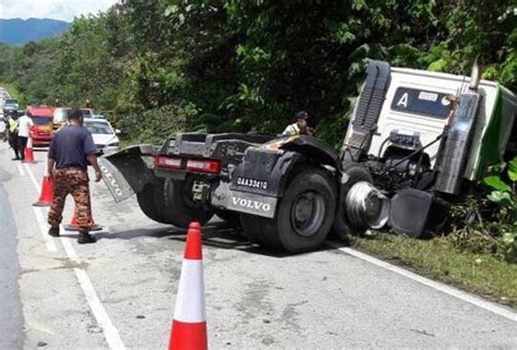 Pemandu Kelindan Maut Selepas Langgar Lori Tangki Minyak Sawit Astro