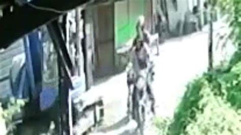 Santai Bobol Rumah Di Surabaya 2 Bandit Ini Terekam CCTV Gondol Motor